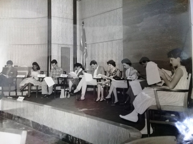 Foto de Grupo de teatro de la BNJM representa la obra “La dama del alba” en el teatro de la institución,  ca. 1960. Colección especial de fotografías BNJM.